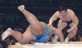 Asashoryu fells Musashimaru